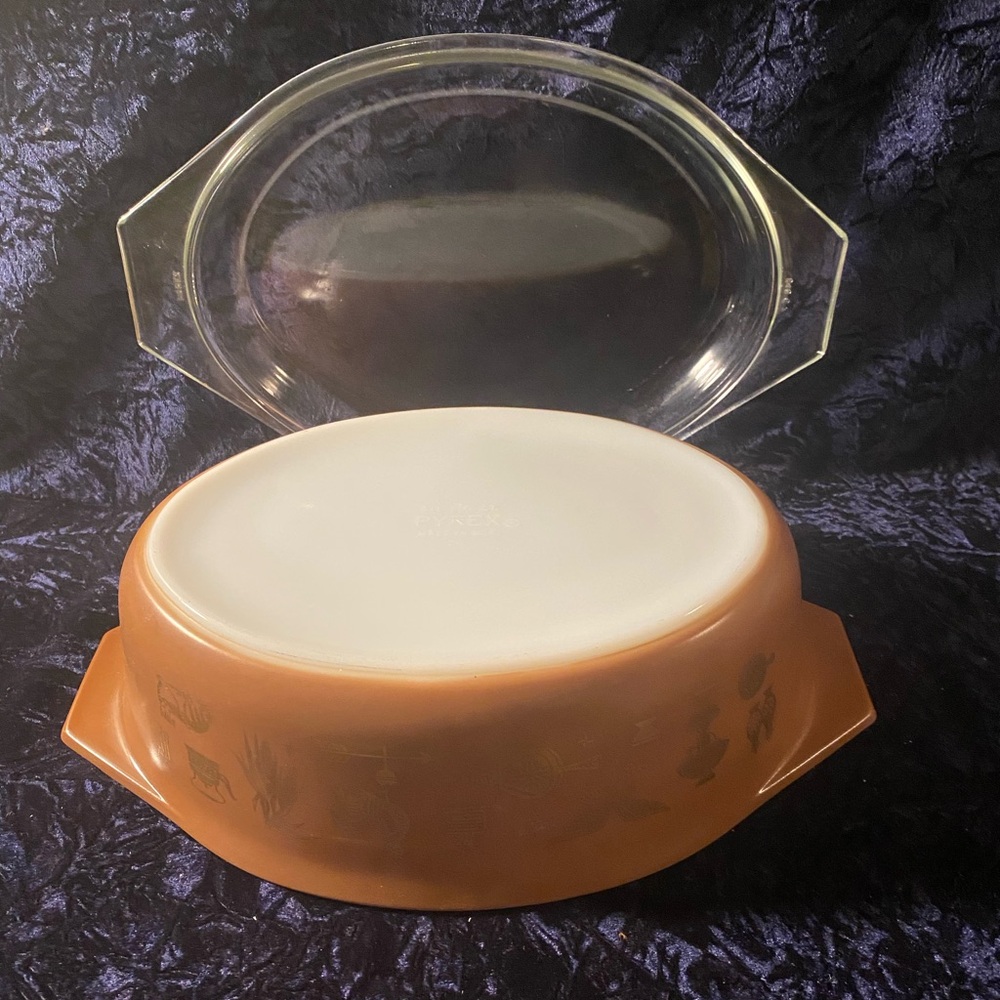 Pyrex 45 2 1/2 qt Early American Vintage Pattern Kitchen Collectible - Picture 3 of 4